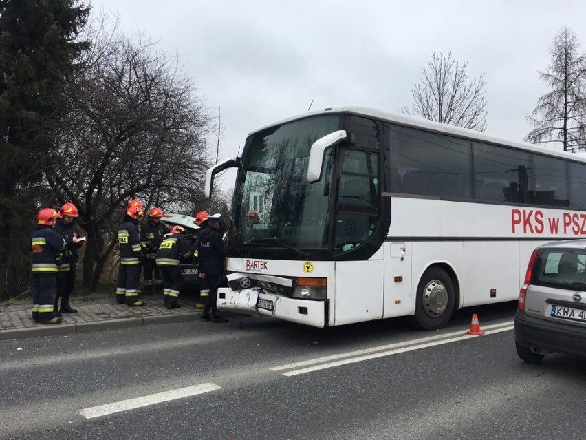 Tomice. Autobus PKS zderzył się z alfa romeo. Jedna osoba ranna