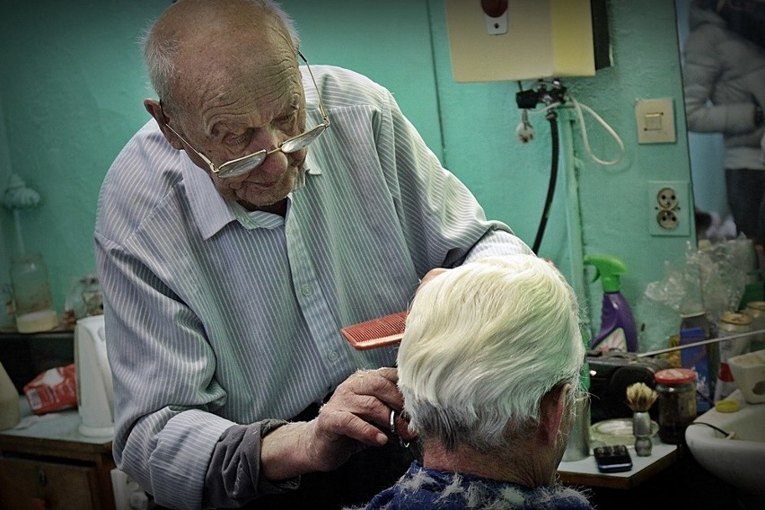 Najstarszy wrocławski fryzjer idzie na emeryturę