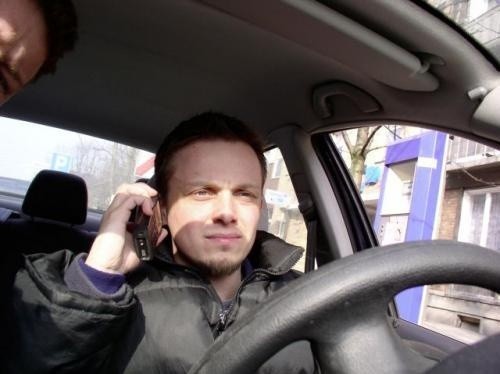 Fot. Robert Kwiatek: Za prowadzenie rozmowy przez telefon komórkowy bez urządzenia  głośnomówiącego grozi w Polsce mandat w wysokości 200 zł, a na terenie Unii Europejskiej &#8211; od 35 do 50 euro.
