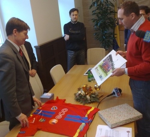 Prezydent Opola Ryszard Zembaczyński (z lewej) otrzymał od prezesa Oderki Mariusza Gnoińskiego koszulkę i zdjęcia opolskiego zespołu. 