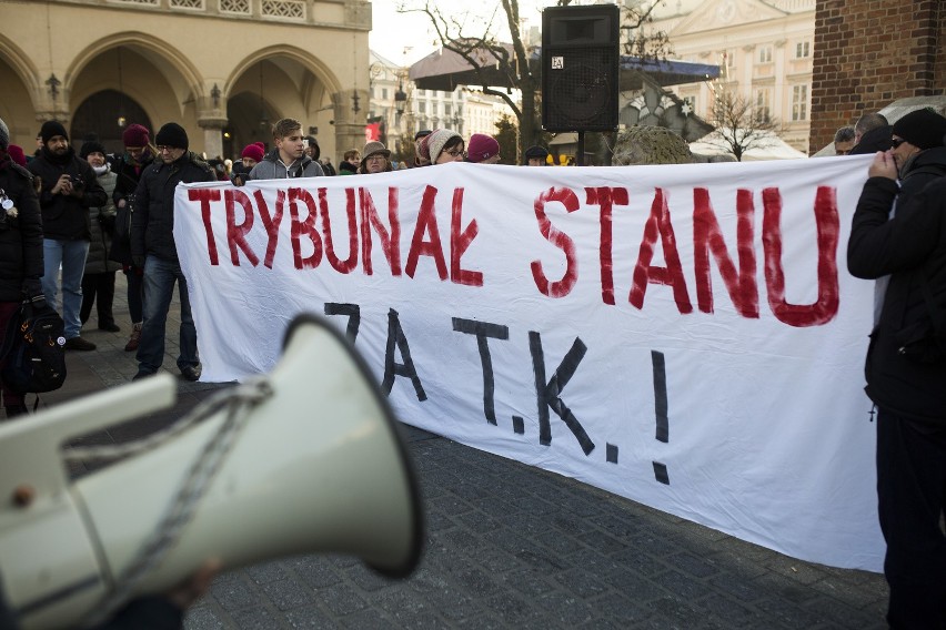 Burzliwe posiedzenie Sejmu. Pikiety również na ulicach Krakowa [ZDJĘCIA, WIDEO]