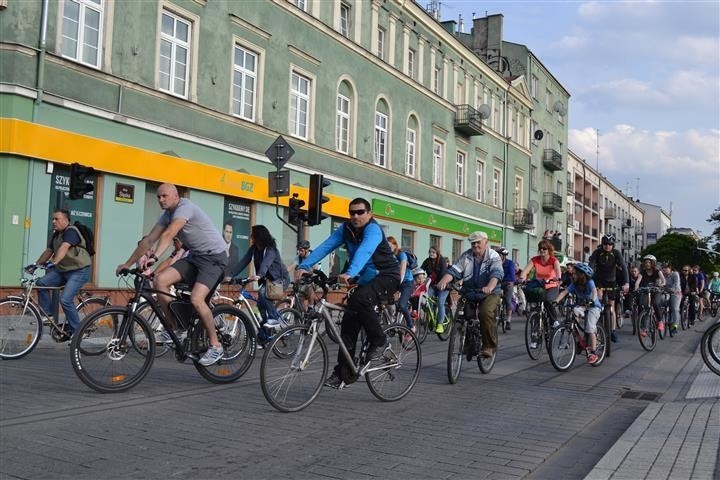 Masa Krytyczna w Częstochowie. Cykliści opanowali Aleje Najświętszej Maryi Panny [ZDJĘCIA]