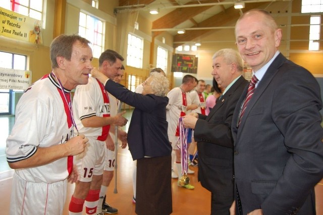 Do rywalizacji stanęła też drużyna organizatorów i oldboje Czarnych Nakło, którzy grali przed laty z Marianem Kensym. Wygrali ci ostatni 5 do 2. Pamiątkowe medale wręczali im: matka patrona Janina Kensy, starosta Tadeusz Sobol i Piotr Kalamon, wiceburmistrz Nakła.