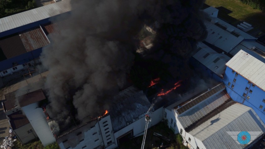 Pożar w Chybiu: Spłonął jeden z budynków starej cukrowni ZDJĘCIA Z LOTU PTAKA Obok znajduje się składowisko nieznanych odpadów