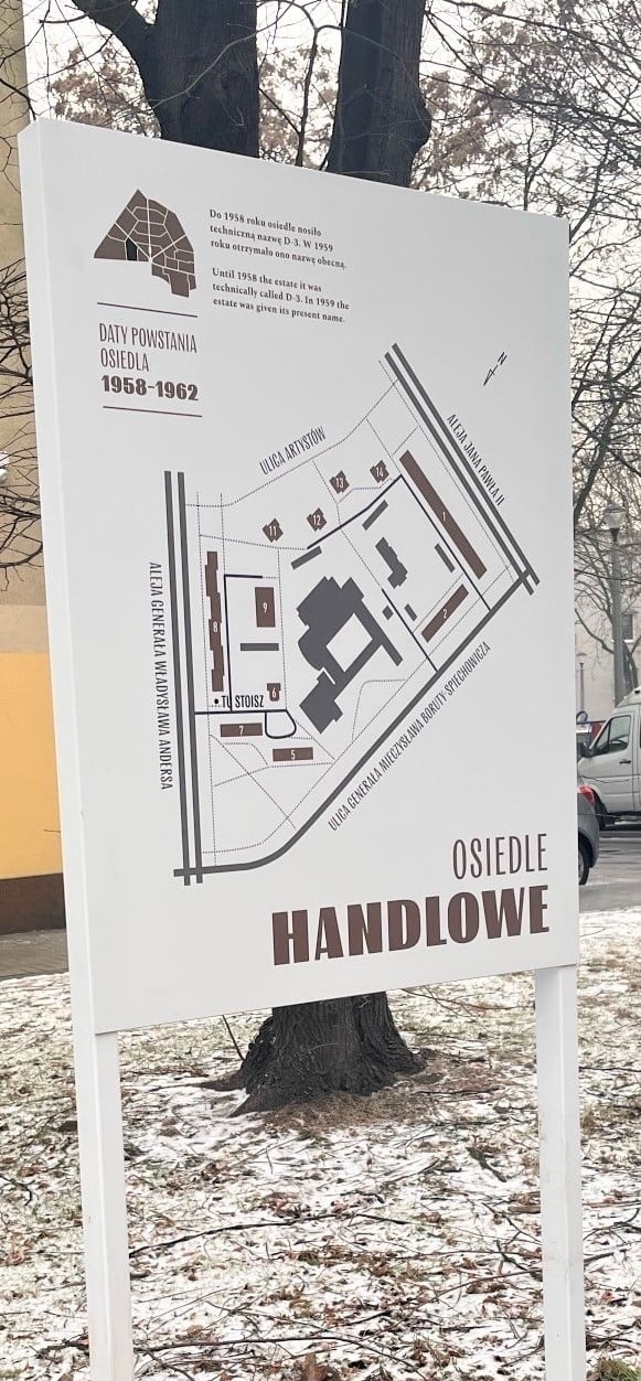 Kraków. Nowe osiedlowe tablice w Nowej Hucie            