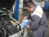 Płyny i oleje w samochodzie - jak sprawdzać i kiedy wymieniać