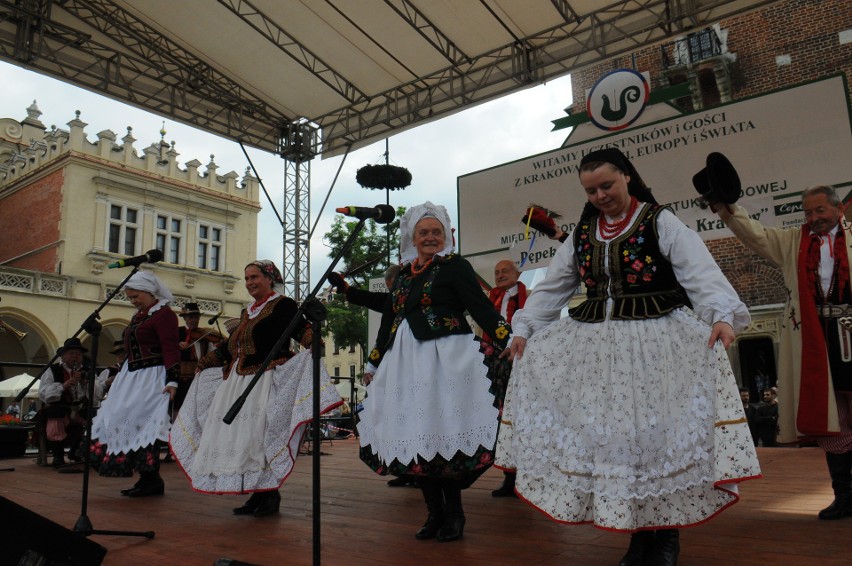 Sztuka ludowa na Rynku, a w sąsiedztwie można się zajadać pierogami różnych smaków