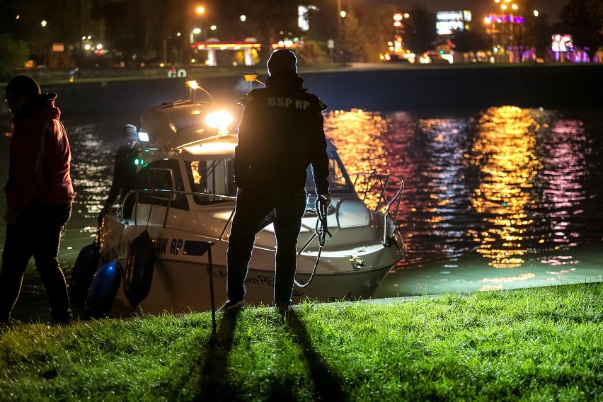 Nocne poszukiwania na Wiśle. Policja szuka śladów zabójstwa Katarzyny Z. [ZDJĘCIA, WIDEO]