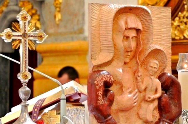 Matka Boska z rękawicami bokserskimi nie obraża uczuć religijnychZobacz kolejne zdjęcia. Przesuwaj zdjęcia w prawo - naciśnij strzałkę lub przycisk NASTĘPNE
