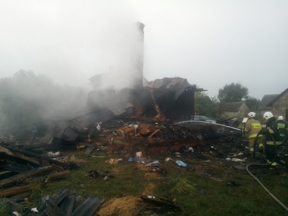 Ciechanowiec. Dramat wielodzietnej rodziny. Pożarowi uległ drewniany budynek mieszkalny (ZDJĘCIA)