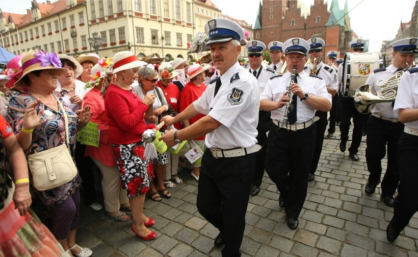 Marsz Kapeluszy we Wrocławiu. Seniorzy pobili rekord Guinessa (ZDJĘCIA, FILM)