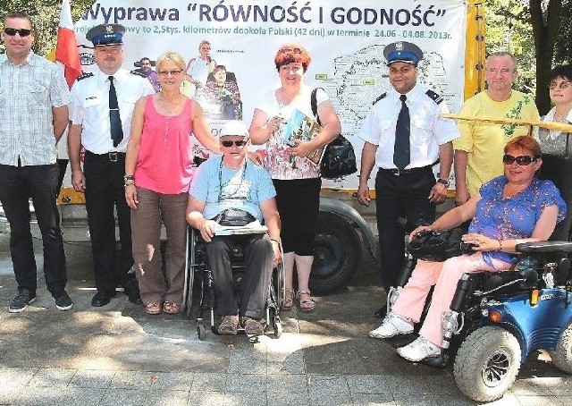 2500 kilometrów dookoła Polski liczy trasa wyprawy &#8222;Równość i Godność&#8221; na rzecz osób niepełnosprawnych. W poniedziałek uczestnicy tego niezwykłego projektu &#8211; z trójką wybitnych byłych sportowców &#8211; gościli w Kazimierzy Wielkiej.  
