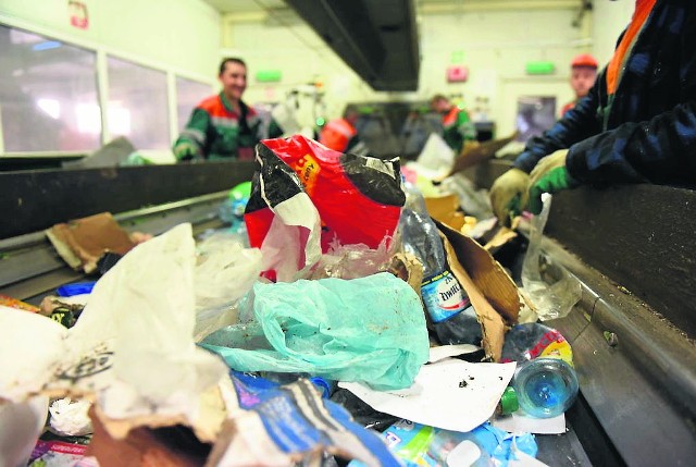 Zbierane do żółtych worków plastikowe i papierowe Odpady  trafiają potem do sortowni MPO w Toruniu
