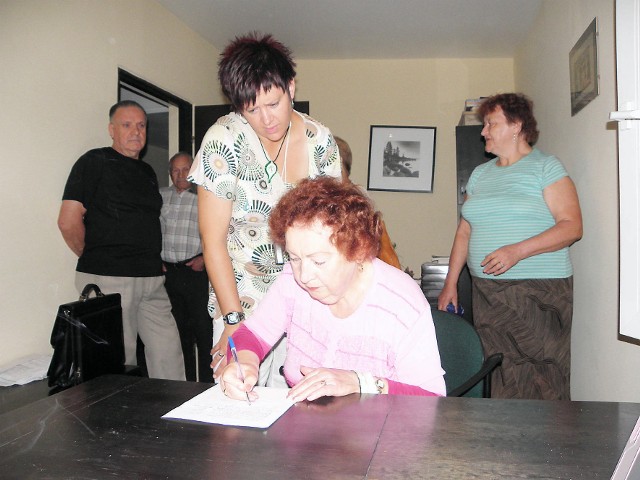 Teresa Jóźwiak składająca podpis pod protestem przeciwko podwyżkom czynszówPodpis pod protestem przeciwko podwyżkom czynszów złożyła również Teresa Jóźwiak
