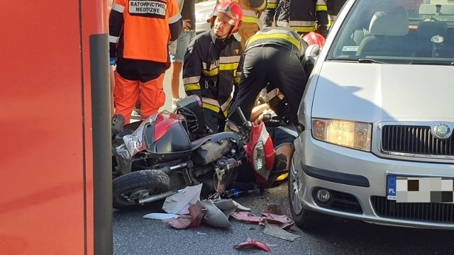 Na skutek wypadku, do którego doszło w piątek (6 września) tuż przed godz. 11, poważnie ranny został około 40-letni kierowca skutera.Czytaj na kolejnych slajdach