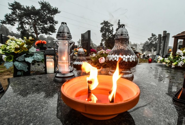 Tak wyglądał cmentarz przy ul. Wiślanej w Bydgoszczy we Wszystkich Świętych, 1 listopada 2022 r. przed zmierzchem. Zobacz zdjęcia ►►►