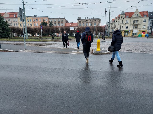 Z przejść dla pieszych u zbiegu al. 23 Stycznia i ul. Sienkiewicza w Grudziądzu korzysta bardzo dużo osób, zwłaszcza uczniów pobliskich szkół i podstawowych i średnich