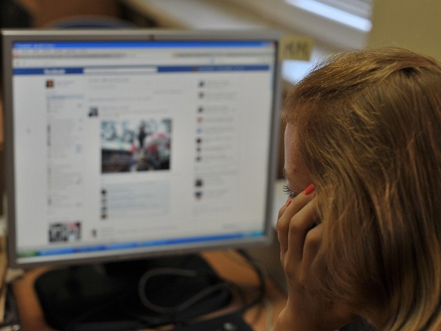 Teoretycznie Facebook pozwala zaspokoić podstawową ludzką potrzebę więzi z innymi. Ale zamiast poprawiać samopoczucie, wpływa na nie negatywnie.