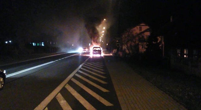 We wtorek około godz. 19 w podkoszalińskim Manowie, na drodze krajowej nr 11, spłonął samochód. 