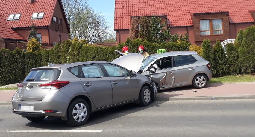 Zderzenie trzech samochodów w Stargardzie. Toyota najpierw uderzyła w busa, później w skodę