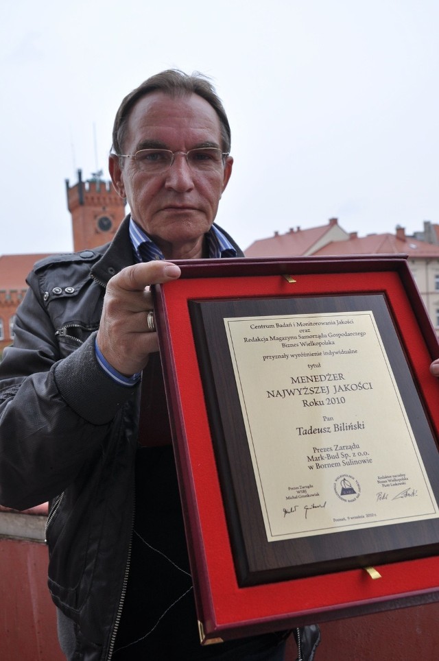 Tadeusz Biliński z certyfikatem przyznanym przez gospodarnych Wielkopolan.