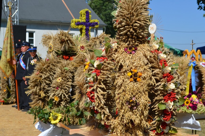 Przed sceną po prawej stronie ustawione zostały wieńce...