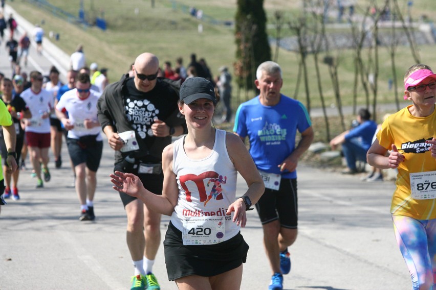 Biegli w niedzielę nad Zalewem Zemborzyckiem. To ostatni bieg z cyklu "Cztery Dychy do Maratonu" [DUŻO ZDJĘĆ]