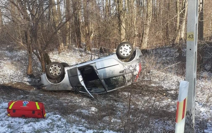 Bierwicha. Wypadek w gminie Sidra. Auto wypadło z drogi i dachowało [ZDJĘCIE]