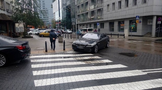 Zanim kierowca zaparkuje powinien zasygnalizować zamiar wykonania manewru pozostałym uczestnikom ruchu. Należy parkować w wyznaczonym do tego miejscu i nie najeżdżać na sąsiednie - nawet minimalne wjechanie na miejsce obok może zablokować możliwość wjazdu innemu kierowcy.Fot. naszemiasto.pl