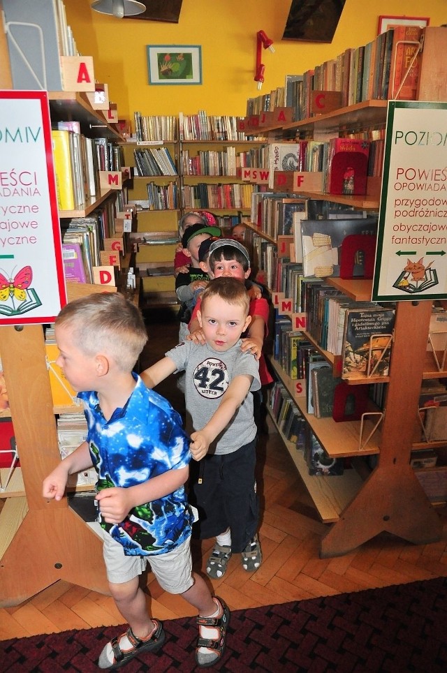W czwartek Wypożyczalnię dla Dzieci w Miejskiej Bibliotece Publicznej w Tarnobrzegu odwiedziły przedszkolaki z Przedszkola numer 5 w Tarnobrzegu.