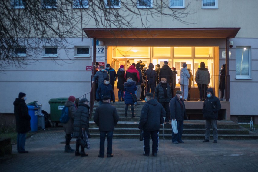 Szczepienia 70+. Od rana seniorzy ustawiają się w kolejki pod przychodniami [ZDJĘCIA, WIDEO]