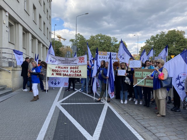 Pracownicy poznańskich sądów wyszli na ulice Poznania. Domagają się podwyżek