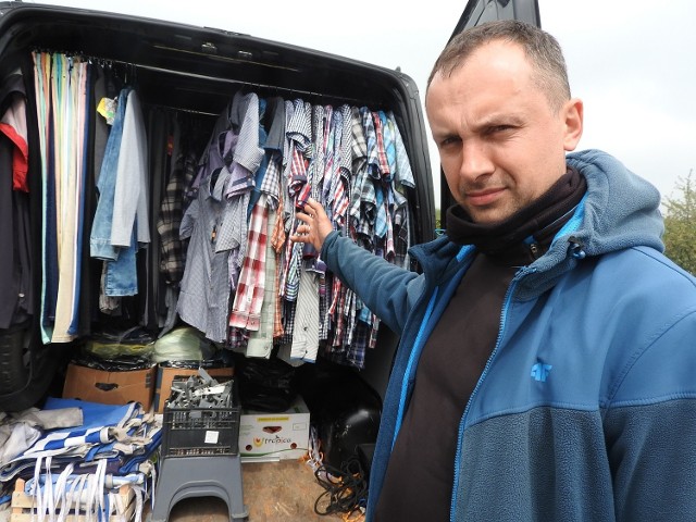 Krzysztof Kozik zakazany przez władze Wadowic towar trzyma w samochodzie