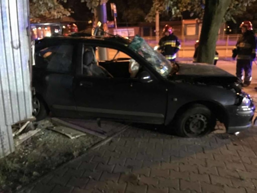 Śmiertelny wypadek w Częstochowie na ul. Orkana. 34-latek uderzył w drzewo