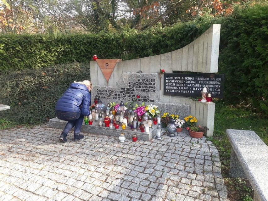 Wszystkich Świętych 2019 w Szczecinie. Szczecinianie odwiedzają groby bliskich 