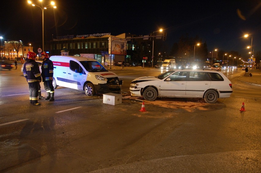 Tarnów. Auto z pocztą rozbiło się koło dworca [ZDJĘCIA]