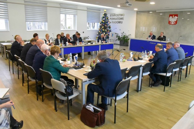 Radni powiatu radomskiego zajmowali się programem renowacji zabytków oraz umieszczeniem rezonansu w szpitalu w Pionkach.