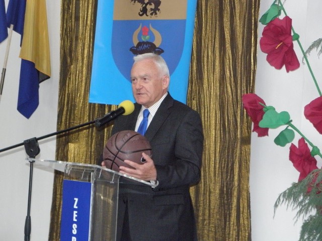 Były premier Leszek Miller miał prezent dla uczniów - piłkę z podpisami koszykarzy z drużyny "Trefla"