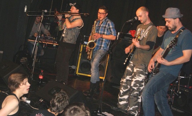 Imprezę w rytmach ska i reggae rozkręcił warszawski zespół MetKa.