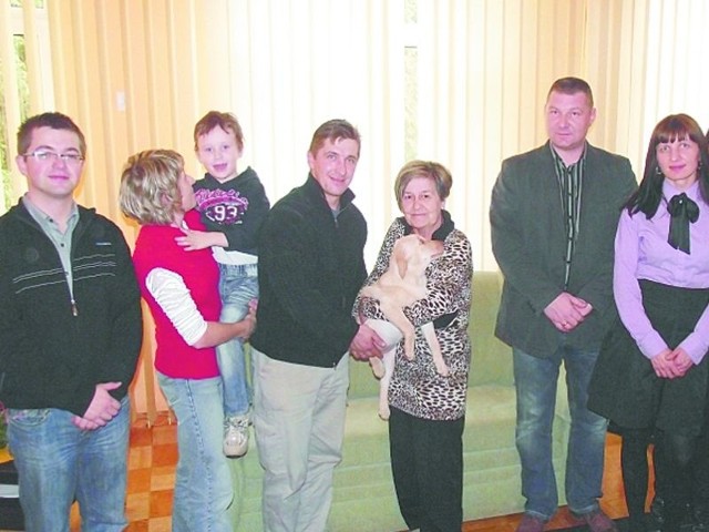 Albina Chojak, dyrektorka "Wety&#8221; przekazała psa Kosińskim.