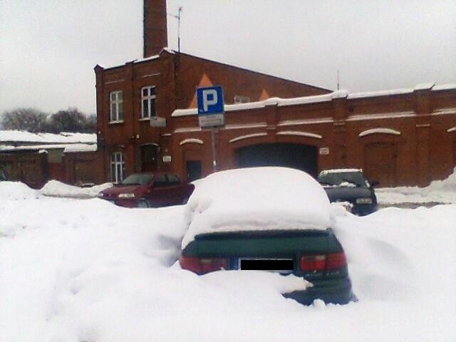 Zwały śniegu na parkingu przy targowisku w Zielonej Górze