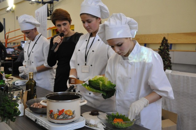 - Podczas OK Food Festivalu będą konkursy kulinarne, do których zaprosimy całe rodziny, a także uczniów klas gastronomicznych - mówi Joanna Lech (na zdjęciu druga z lewej) z oleskiego starostwa.