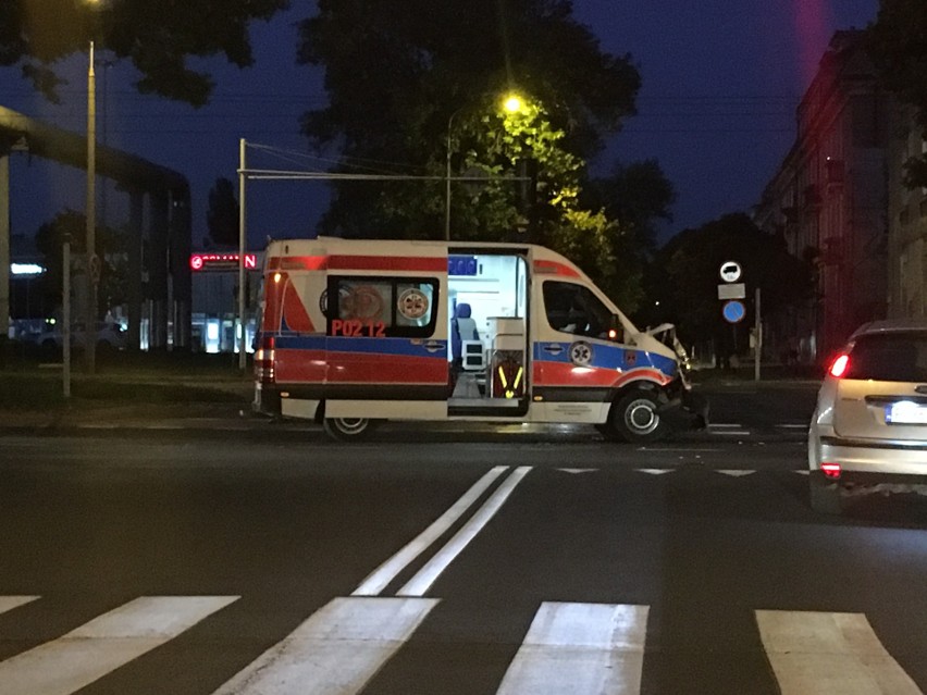 Karetka zderzyła się z samochodem osobowym