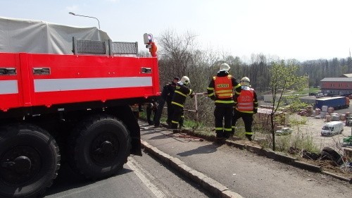 Wypadek polskiego tira w Czeskim Cieszynie. Zjechał ze zbocza i się przewrócił [ZDJĘCIA]