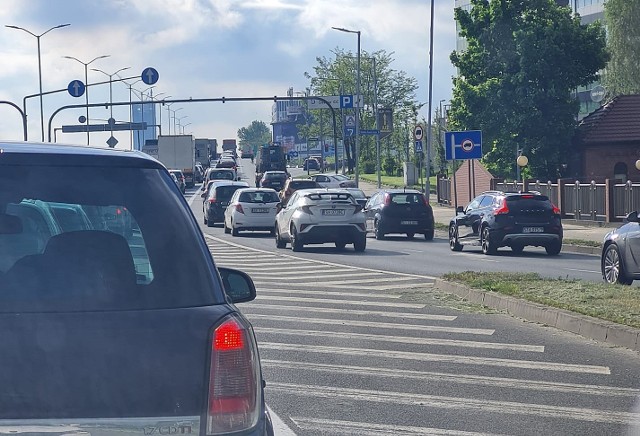 Wypadek w tunelu DTŚ w Katowicach sparalizował ruch.