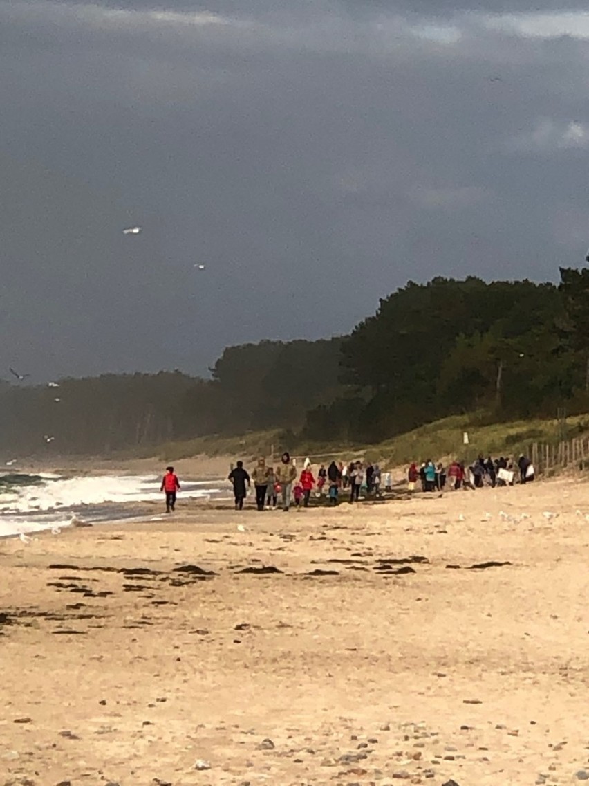 Morze wyrzuciło na plażę w Mielnie trzy podejrzane beczki