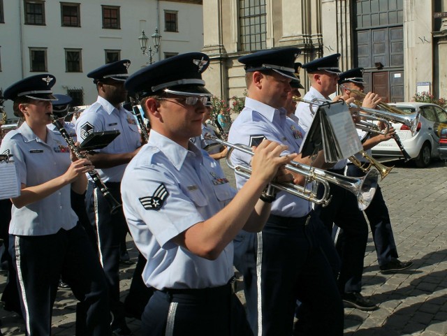 Amerykańska orkiestra w BrzeguPrzemarsz Orkiestry Reprezentacyjnej Sił Powietrznych Armii Stanów Zjednoczonych ulicami Brzegu.