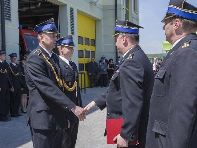 Awans na stopień starszego aspiranta z rąk zastępcy komendanta wojewódzkiego Państwowej Straży Pożarnej brygadiera Stanisława Wosia odbiera Robert Chlewicki.