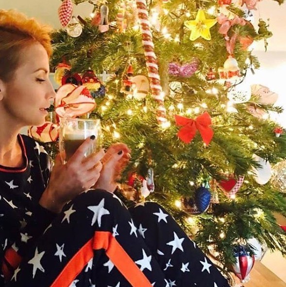 Katarzyna Zielińska przy swoim świątecznym drzewku....