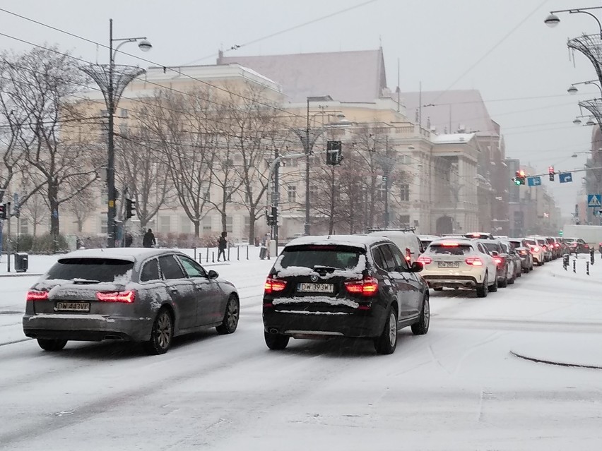 Wrocław zaskoczony zimą. Ulice i chodniki jak lodowisko (ZDJĘCIA)